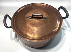 Marmite à soupe vintage en cuivre de qualité assurée avec couvercle, double poignée, compatible four, gaz et induction - Product Image 1