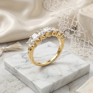 Bague de luxe pour femme plaquée or, sertie de 1,05 carat de pierres de laboratoire taille émeraude, demi-éternité - Product Image 3