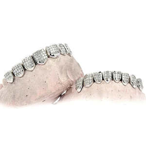 Juego completo de grillz de lujo estilo hip hop con incrustaciones de moissanita talla baguette y perlas de agua dulce, chapado en rodio con acabado en racimo, dientes de plata personalizados - Product Image 2
