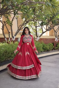 Conjunto de Lehenga de Algodón Kora de Diseñador con Hilo Gamthi, Trabajo de Espejo Real y Shrug Gota Patti - Product Image 6
