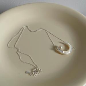 Collier en perles d'eau douce naturelles avec coquille de papillon blanche Sensation fraîche Pendentif en argent S925 Chaîne de clavicule réglable - Product Image 2