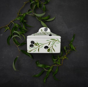 Recipiente para Mantequilla con Tapa, Diseño de Patrón de Olivas, Acabado Liso y Elegante, para Servir en la Mesa de la Cocina o el Comedor - Product Image 2