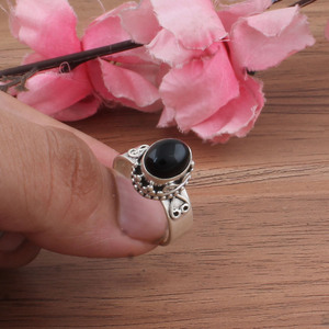 Vente en gros de pierres précieuses en onyx noir naturel serties dans un cadre en argent sterling 925, bijoux classiques simples et minimalistes, pierre précieuse à taille brillante, pour le doigt - Product Image 5