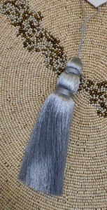 Robe en velours vert avec détail de pompon argenté pour usage vestimentaire - Product Image 6