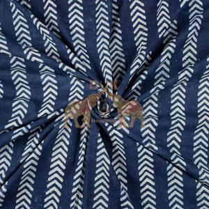 Tissu en Indigo Bleu à Motif Chevron Imprimé à la Main en Gros pour Vêtements Design Minimaliste pour Robes - Product Image 4