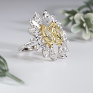 Anillo Abierto de Diamantes de Corte Marquesa en Oro Amarillo Canario Vintage de Lujo, con Doble Racimo de Flores y Corona, para Aniversario o Fiesta - Product Image 3