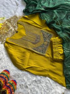 Ensemble Kurtis Pent Dupatta en soie romaine avec de magnifiques broderies et travail de sequins - Product Image 2
