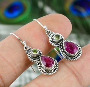 Boucles d'oreilles pendantes en argent sterling 925 faites à la main avec deux pierres précieuses rouge et verte, rubis et péridot, style vintage bohème pour femme - Product Image 2