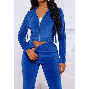 Ensemble de survêtement athleisure personnalisé en velours bleu scintillant, comprenant un sweat à capuche court, un haut court en maille et un legging, avec motifs graphiques décontractés - Product Image 6