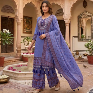Ensemble ethnique Maslin de qualité supérieure pour femmes |   Kurti imprimé numériquement avec palazzo et dupatta ornés de miroirs - Product Image 1