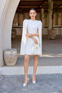 Minivestido con capa, estilo elegante y lujoso para dama, tela blanca - Product Image 2