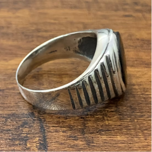 Bague Chevalière Homme en Onyx Noir, Argent Sterling 925 Massif, Pierre Ovale, Design Élégant à Coupes Lignées, Tendance, pour Toutes Occasions - Product Image 3