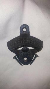 Bandeja para abridores de botellas de metal con recubrimiento en polvo duradero y tratamiento anticorrosión para uso prolongado en la industria hotelera. - Product Image 3