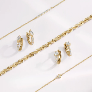 Boucles d'oreilles créoles en or jaune pour femmes avec saphir bleu et diamants taille brillant rond, bijoux classiques pour tous les jours - Product Image 4