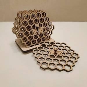 Nouvel Arrivage : Ensemble de sous-verres en bois compensé nid d'abeille, gravés sur mesure au laser et faits à la main, avec gravure abeille - Product Image 1
