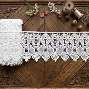 Oferta Especial: Encaje Arquitectónico Blanco Premium con Borde Festoneado - 100% Poliéster Guipur para Vestidos, Ropa Étnica y Decoración del Hogar - Product Image 3