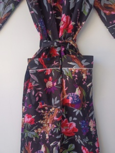 Robe Kimono Bohème Noire à Motifs Floraux en Coton 100% – Longue Robe de Nuit à Manches Longues avec Poches – Vente en Gros – Prêt à Expédier – Fabricant - Product Image 4