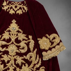 Delantal de terciopelo color borgoña oscuro para mujer con bordado dorado y diseño floral, talla adulta - Product Image 6