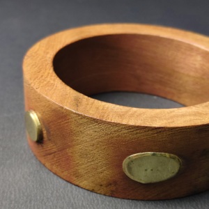 Brazalete Vintage de Madera Maciza con Incrustaciones de Disco Grande de Latón — Joyería Rústica Pulida a Mano, Duradera y Ecológica - Product Image 4