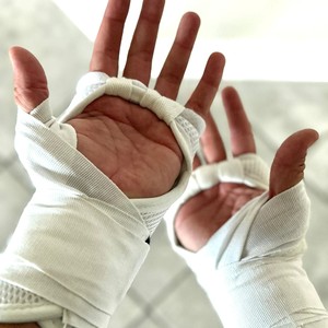 ผ้าพันมือสำหรับชกมวยแบบยืดหยุ่น ผ้าพันมือพาวเวอร์แรปส์ พร้อมห่วงนิ้วโป้ง ระบายอากาศได้ดี ผ้าพันมือสำหรับฝึกซ้อม รับสกรีนโลโก้ - Product Image 4