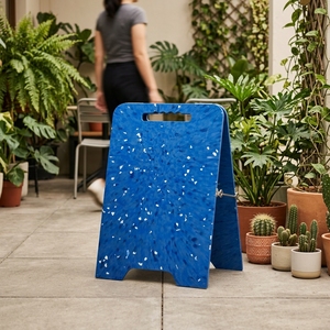 Letrero de Plástico Reciclado Azul con Marco en A, Asa y Soporte con Bisagras, Muebles Ecológicos y Sostenibles de 4GoodThings - Product Image 3