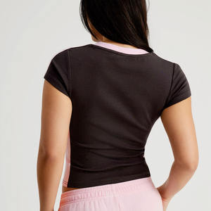 Maillot de football américain court pour femme, col en V, coupe ajustée, avec empiècements contrastants en tissu extensible, fabrication OEM personnalisée pour vêtements de sport en gros - Product Image 2