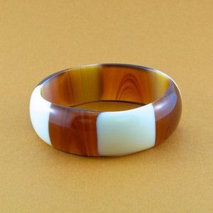 Bracelet manchette tendance pour femme, large, géométrique, classique, de mariage, à rayures rouges, noires et blanches, en résine acrylique et lucite, avec sertissage clos - Product Image 3
