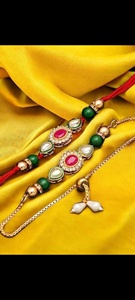 Exquisito Juego Tradicional de Rakhi para Bhaiya y Bhabhi, Hecho a Mano con Kundan, Meenakari y Perlas, Diseños de Rakhi para Raksha Bandhan - Product Image 2