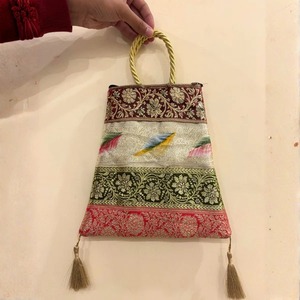 Sac fourre-tout Banarasi en plumes multicolores fabriqué en Inde, élégant, traditionnel, inspiré de la soie, fait main, disponible à la vente - Product Image 5