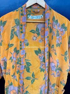 Robe kimono en crêpe de soie faite à la main pour femmes |   Sari Wrap à col en V, longueur totale, taille haute élastique, motif floral, logo sur le devant, doux | - Product Image 2