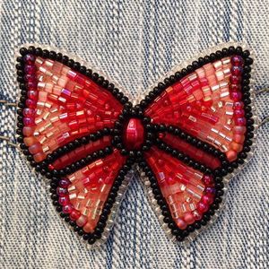 Broche de Flor de Amapola Bordado Artesanal de Lujo MD HANDICRAFTS con Diseño Personalizable y Adornos de Cuentas - Product Image 3