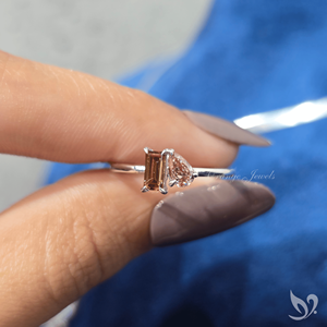 Anillo Toi et Moi con diamantes cultivados en laboratorio, corte baguette y pera, color champán, anillo de compromiso de dos piedras, anillo nupcial minimalista moderno. - Product Image 4