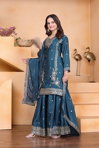 Ensemble trois pièces pour femme en soie Chinon avec motif à sequins, comprenant un Kameez court, un pantalon Plazo à jambes larges et un foulard long, entièrement cousu - Product Image 2