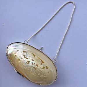 กระเป๋าคลัทช์ทรงโมเดิร์นทำมือรักษ์โลก พร้อมสายสะพายมุก - Product Image 1