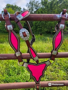 Ensemble d'équipement équestre en cuir rose pour selle anglaise, très vendu, avec têtière et plastron en cuir véritable léger, idéal pour l'équitation saisonnière - Product Image 2