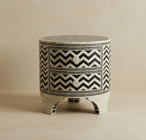 Taburete con pedestal con incrustaciones de hueso negro y latón, con base acanalada a rayas y parte superior redonda, disponible a precios de mayorista. - Product Image 6
