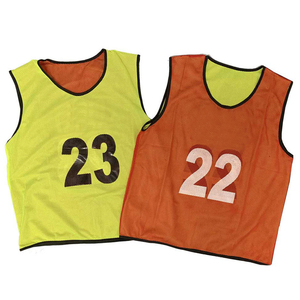 Gilet d'entraînement de football respirant de qualité supérieure, réversible, avec numéros imprimés, pour l'été - Product Image 1