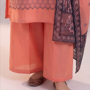 Ensemble Salwar Kameez 3 pièces pour femme, robe ethnique de fête, avec service OEM de couleur personnalisée, costume en tissu lawn brodé et cousu de haute qualité - Product Image 3