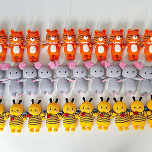 Poupée abeille au crochet faite à la main, jouet en peluche amigurumi, abeille tricotée mignonne, peluche personnalisée OEM, vente en gros, produit vietnamien - Product Image 3