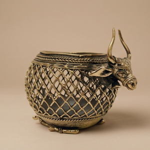 Maceta de latón Dhokra Premium con diseño de toro y cesta de malla, maceta artesanal de metal para plantas aéreas, flores secas y arreglos florales. - Product Image 1