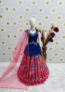 ชุดส่าหรีปักลายสีน้ำเงินของ NiMa Creations ผ้าชีฟอง พร้อมผ้าคลุมไหล่สีชมพู ชุดแต่งงานแบบดั้งเดิมของอินเดียสำหรับเด็กผู้หญิง ทรงปกติ ความยาวระดับเข่า - Product Image 3