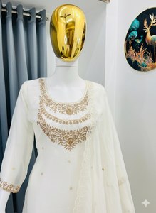Conjunto de traje Sharara Fendy con bordado elaborado Royal Elegance y dupatta - Product Image 3