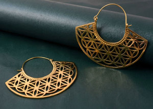 Boucles d'oreilles créoles géométriques dorées faites à la main, motif floral ajouré, style bohème, bijoux ethniques tendance pour femme - Product Image 2