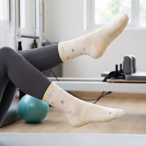 Chaussettes de Pilates antidérapantes pour femmes avec logo personnalisé OEM, en coton doux, à adhérence collante, styles variés, jacquard, petites étoiles, multicolores - Product Image 2