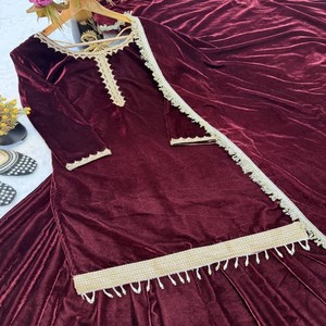 Conjunto VASTRA COTTAGE Premium de Lehenga y Dupatta de Terciopelo Viscosa Pesado con Bordado y Mangas de Encaje Elegantes para Fiestas y Bodas - Product Image 5