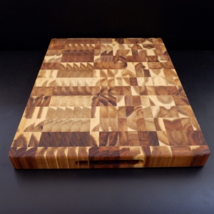 Planche à découper rectangulaire en bois massif avec poignée, lavage à la main uniquement, facile à nettoyer, fabriquée au Vietnam - Product Image 2