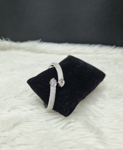Bracelet en argent plaqué pour femme, forme poire, serti de pierres, style américain, pour réceptions et soirées. - Product Image 6