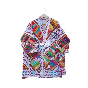 Manteau d'hiver indien Kantha multicolore style universitaire pour fêtes, avec appliques et broderies à la main de lettres, idéal pour la saison hivernale - Product Image 3