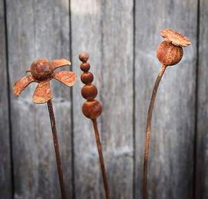 Piquet de jardin décoratif rustique en métal avec fleurs et perles, ornement artistique pour pelouse, accent extérieur - Product Image 1