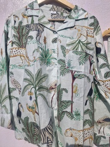 Conjunto de Pijama de Algodón con Estampado Artesanal: Ropa de Dormir con Estampado de Selva India y Bolsillo - Product Image 3
